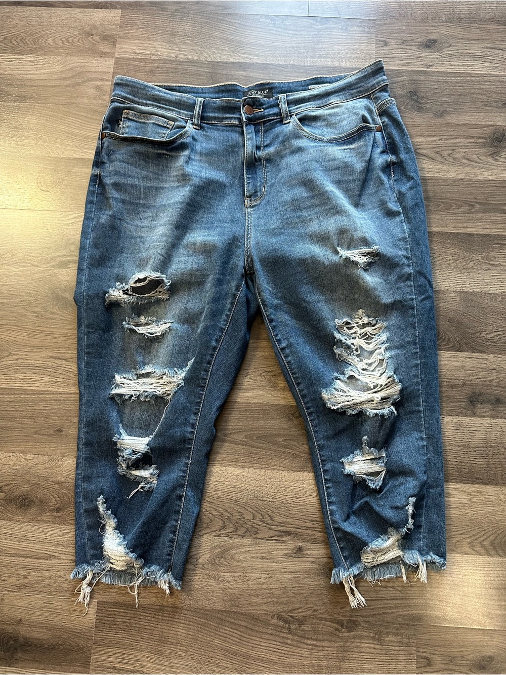 Judy Blue Medium Blue Distressed Cropped Jeans